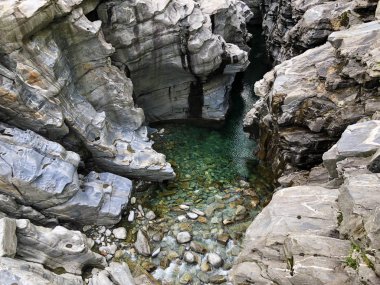 Maggia Vadisi'ndeki Maggia nehriveya Valle Maggia'da granit kaya oluşumları, Tegna - Ticino Kantonu, İsviçre