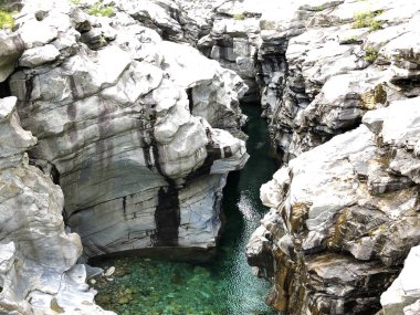 Maggia Vadisi'ndeki Maggia nehriveya Valle Maggia'da granit kaya oluşumları, Tegna - Ticino Kantonu, İsviçre