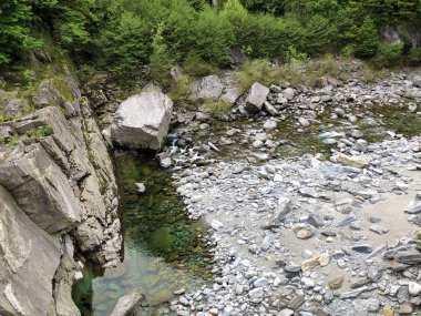 Maggia Vadisi'ndeki Maggia nehri veya Valle Maggia (Fluss Maggia im Maggiatal) - Ticino Kantonu, İsviçre