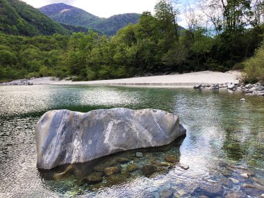 Maggia Vadisi'ndeki Maggia nehri veya Valle Maggia (Fluss Maggia im Maggiatal) - Ticino Kantonu, İsviçre