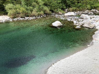 Maggia Vadisi'ndeki Maggia nehri veya Valle Maggia (Fluss Maggia im Maggiatal) - Ticino Kantonu, İsviçre
