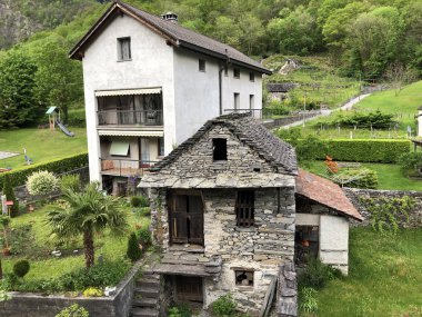 Maggia Vadisi'ndeki Coglio köyü veya Valle Maggia (Fluss Maggia im Maggiatal) - Ticino Kantonu, İsviçre