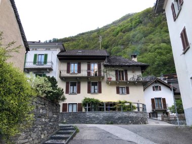 Maggia Vadisi'ndeki Coglio köyü veya Valle Maggia (Fluss Maggia im Maggiatal) - Ticino Kantonu, İsviçre