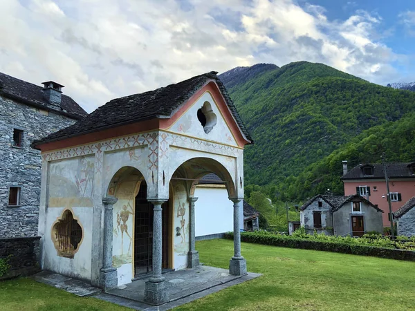 Santa Maria Mt. Carmel Kilisesi veya Santa Maria del Carmelo Kilisesi veya Sancta Maria de Monte Carmelo, Coglio - Ticino Kantonu, İsviçre