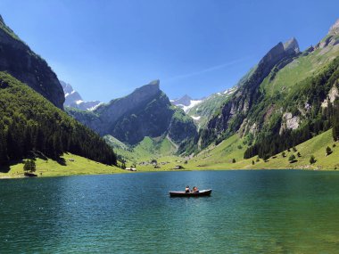 Alpstein sıradağlarında ve Appenzellerland bölgesinde Bulunan Seealpsee Alp Gölü - Appenzell Innerrhoden Kantonu (Ai), İsviçre