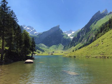 Alpstein sıradağlarında ve Appenzellerland bölgesinde Bulunan Seealpsee Alp Gölü - Appenzell Innerrhoden Kantonu (Ai), İsviçre