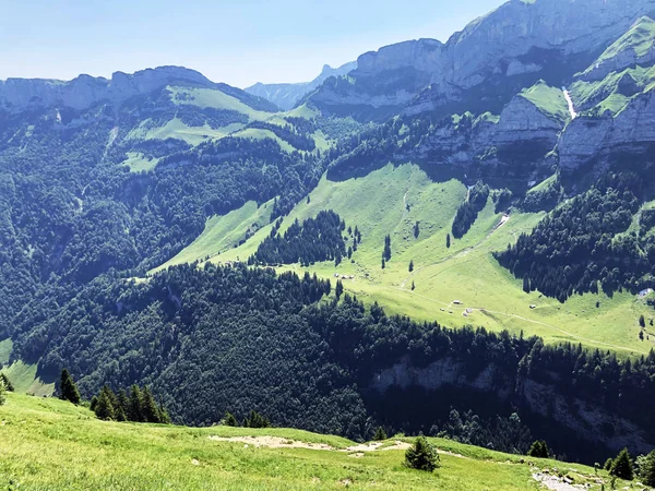 阿尔卑斯山峰阿尔普施泰因山脉和阿彭策勒兰地区的阿尔卑斯山峰阿尔普西格尔和博加滕第一 阿彭策尔内霍登州 — 图库照片