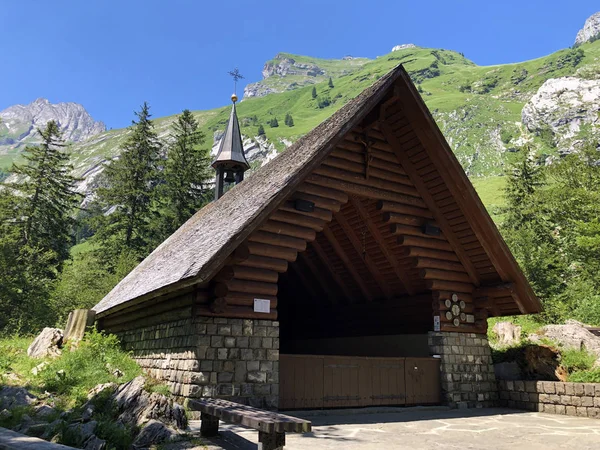 Capilla Montaña Bruderklausen Kapelle Lago Alpino Seealpsee Región Appenzellerland Cantón — Foto de Stock