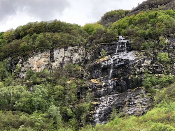 Cascata Stagionale Nel Paese Cevio Valle Maggia Valle Maggia Maggiatal — Foto Stock