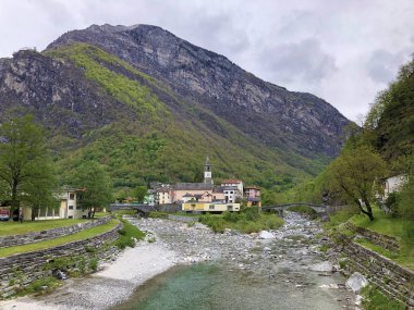 Bavona ve Maggia nehirleri üzerinde eski taş köprüler ile Bignasco köyü - Ticino Kton, İsviçre