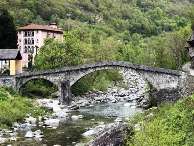 Bignasco köyünde Maggia Nehri üzerinde eski bir taş köprü (Maggia Vadisi veya Valle Maggia veya Maggiatal) - Ticino Kton, İsviçre