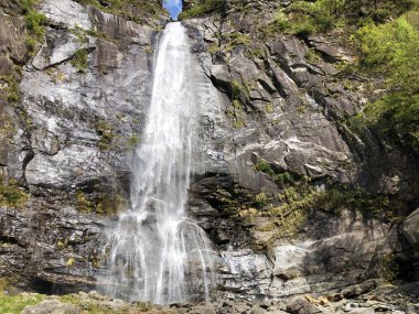 Şelale Grande veya Cascata di Bignasco veya cascata Grande, Bignasco (Maggia Vadisi veya Valle Maggia veya Maggiatal) - Ticino Kantonu, İsviçre