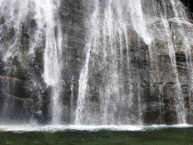 Şelale Grande veya Cascata di Bignasco veya cascata Grande, Bignasco (Maggia Vadisi veya Valle Maggia veya Maggiatal) - Ticino Kantonu, İsviçre