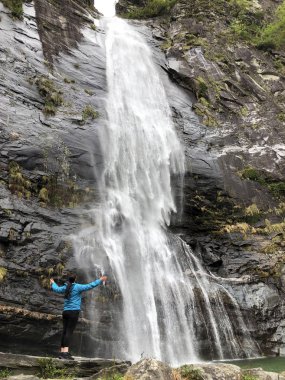 Şelale Grande veya Cascata di Bignasco veya cascata Grande, Bignasco (Maggia Vadisi veya Valle Maggia veya Maggiatal) - Ticino Kantonu, İsviçre