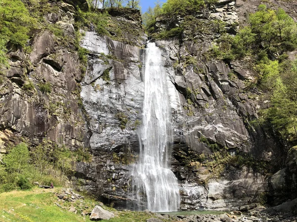 滝グランデまたはカスカタ ビガナスコまたはカスカタ グランデ ビグナスコ マッジャ渓谷またはヴァッレ マッジャーまたはマッジャール ティチーノ州 スイス — ストック写真