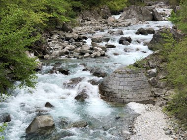 Bavona Vadisi'ndeki Bavona nehri veya Valle Bavona (Val Bavona veya Das Bavonatal), Cavergno - Ticino Kantonu, İsviçre