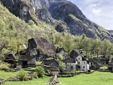 Sabbione mezrasında geleneksel mimari ve eski evler (Bavona Vadisi veya Valle Bavona, Val Bavona veya Das Bavonatal) - Ticino Kton, İsviçre