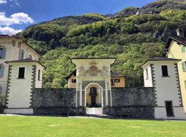 Eski ünlü binaları (Maggia Vadisi veya Valle Maggia veya Maggiatal) ile Cevio yerleşim merkezi-Ticino, Isviçre