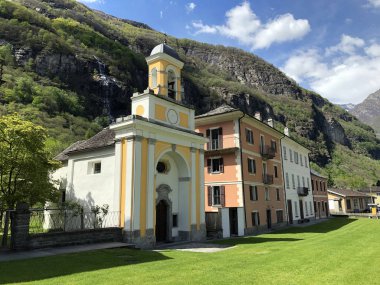Eski ünlü binaları (Maggia Vadisi veya Valle Maggia veya Maggiatal) ile Cevio yerleşim merkezi-Ticino, Isviçre