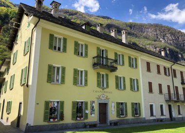 Eski ünlü binaları (Maggia Vadisi veya Valle Maggia veya Maggiatal) ile Cevio yerleşim merkezi-Ticino, Isviçre