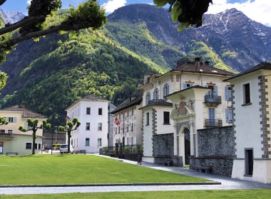 Eski ünlü binaları (Maggia Vadisi veya Valle Maggia veya Maggiatal) ile Cevio yerleşim merkezi-Ticino, Isviçre