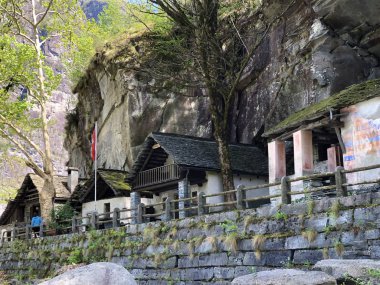 Rovana (Rovana Vadisi veya Valle Rovana, Val Rovana veya das Rovanatal) köydeki geleneksel mimari ve eski evler-Ticino, Isviçre