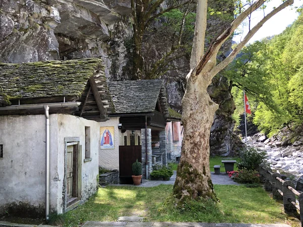 罗瓦纳村 罗瓦纳谷或瓦列罗瓦纳 瓦尔罗瓦纳或达斯罗瓦纳 的传统建筑和老房子 瑞士提契诺州 — 图库照片