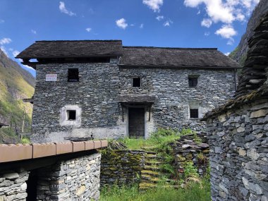 Boschetto (Rovana Vadisi veya Valle Rovana, Val Rovana veya das Rovanatal) köyinde geleneksel mimari ve eski evler-Ticino, Isviçre