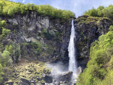 Foroglio Şelalesi veya Cascata di Foroglio (Bavona Vadisi veya Valle Bavona, Val Bavona veya das Bavonatal)-Ticino, Isviçre