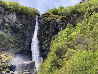 Foroglio Şelalesi veya Cascata di Foroglio (Bavona Vadisi veya Valle Bavona, Val Bavona veya das Bavonatal)-Ticino, Isviçre