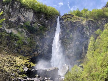 Foroglio Şelalesi veya Cascata di Foroglio (Bavona Vadisi veya Valle Bavona, Val Bavona veya das Bavonatal)-Ticino, Isviçre