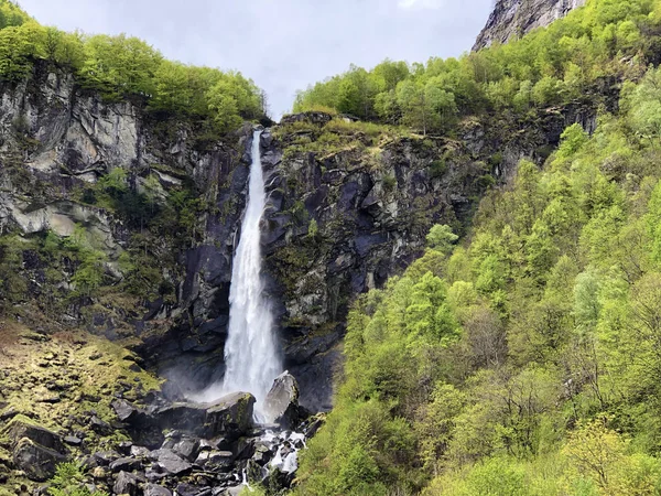 Foroglio Şelalesi veya Cascata di Foroglio (Bavona Vadisi veya Valle Bavona, Val Bavona veya das Bavonatal)-Ticino, Isviçre