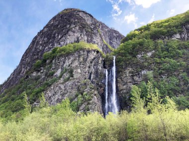 Şelale Cascata del Soladino veya Wasserfall Cascata del Soladino, Riveo (Maggia Vadisi veya Valle Maggia veya Maggiatal)-Ticino, Isviçre
