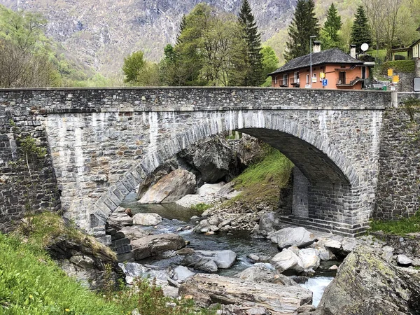 Старий Кам Яний Міст Через Річку Маггія Селі Peccia Долина — стокове фото