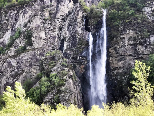 Wasserfall Cascata Del Soladino Oder Wasserfall Cascata Del Soladino Riveo — Stockfoto