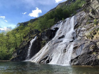 Waterfall Cascata Delle sponde veya Wasserfall Cascata Delle sponde, Riveo (Maggia Vadisi veya Valle Maggia veya Maggiatal)-Ticino, Isviçre