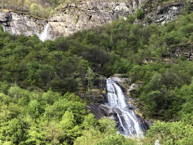 Waterfall Cascata Delle sponde veya Wasserfall Cascata Delle sponde, Riveo (Maggia Vadisi veya Valle Maggia veya Maggiatal)-Ticino, Isviçre