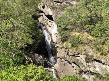 Şelale Cascata di Giumaglio veya Wasserfall Cascata di Giumaglio, Giumaglio (Maggia Vadisi veya Valle Maggia veya Maggiatal)-Ticino, Isviçre