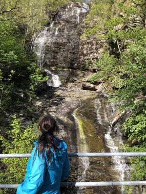 Lodano köyünde mevsimsel şelale ve şelaleler (Maggia Vadisi veya Valle Maggia veya Maggiatal)-Ticino, Isviçre