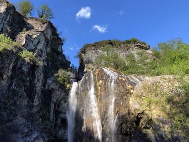 Şelale Salto Maggia veya Wasserfall Salto Maggia (Maggia Vadisi veya Valle Maggia veya Maggiatal)-Ticino, Isviçre