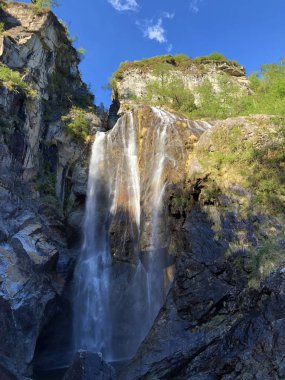 Şelale Salto Maggia veya Wasserfall Salto Maggia (Maggia Vadisi veya Valle Maggia veya Maggiatal)-Ticino, Isviçre