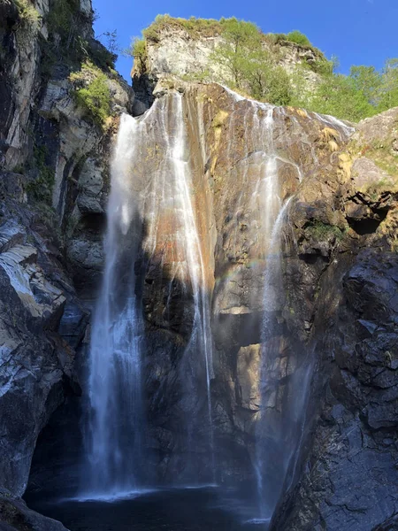 Şelale Salto Maggia veya Wasserfall Salto Maggia (Maggia Vadisi veya Valle Maggia veya Maggiatal)-Ticino, Isviçre