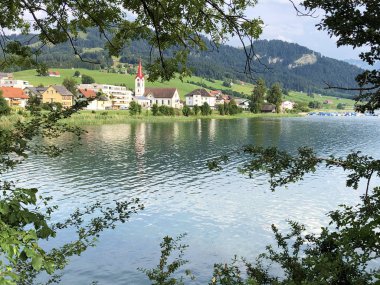Köy Willerzell suni göl kıyısındaki Sihlsee-Schwyz Kantonu, Isviçre