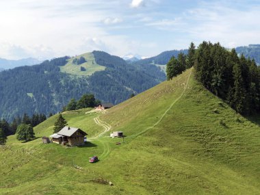 Sihlsee Gölü vadisinde geleneksel mimari ve çiftlik evi, Willerzell-Schwyz Kantonu, Isviçre