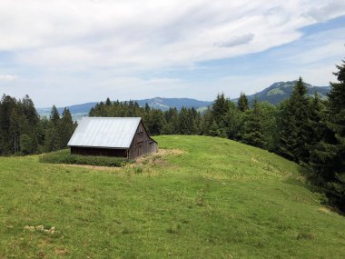 Sihlsee Gölü Vadisi 'nde geleneksel mimari ve çiftlik evi, Gross-Schwyz Kantonu, Isviçre