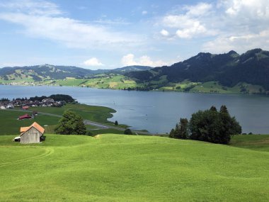 Sihlsee Gölü Vadisi 'nde geleneksel mimari ve çiftlik evi, Gross-Schwyz Kantonu, Isviçre