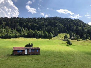 Sihlsee Gölü Vadisi 'nde geleneksel mimari ve çiftlik evi, Gross-Schwyz Kantonu, Isviçre