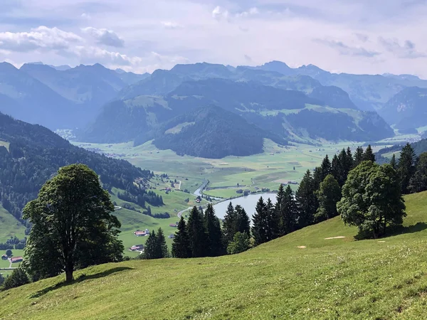 シルタールの谷と芸術的なシルゼー湖 アインシエーデルン シュヴィーツの広州 スイスのアルプスの牧草地と草原 — ストック写真