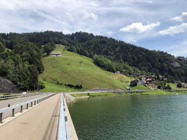 Suni göl üzerinde köprüler Sihlsee, Einsiedeln-Schwyz Kantonu, Isviçre