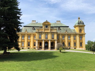 Pejacevic Kalesi (Büyük Kale) veya kont Pejacevic veya Dvorac Pejacevic ili Stari dvorac grofova Pejacevic ili Veliki dvorac eski kale - Nasice, Hırvatistan